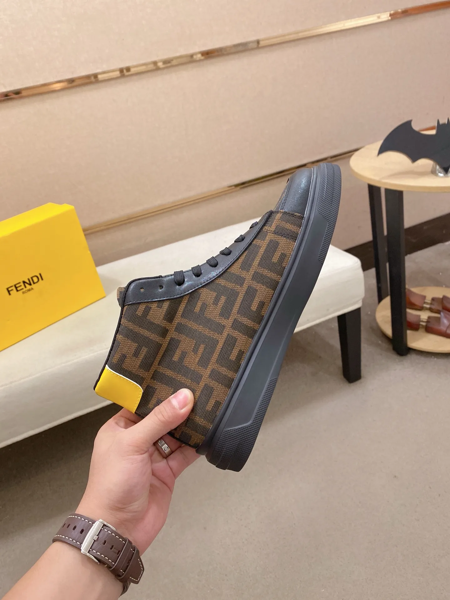 Men's shoes 420💰 (fendi) New high-top 👊🏻 upper 🇮🇹 imported cowhide fabric 🇩🇪 lining imported breathable mesh lining. The original outsole is molded to highlight the identity of every man, and the upper foot is elegant and stable🚶🏻🚶🏻The high-end custom counters reproduce the original version📯No matter the wind or rain, the shoe last remains unchanged and can withstand the verification of time🔍️,🔵 Size: 38-44